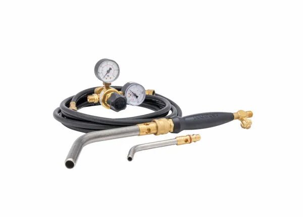 The Harris Inferno 601 Quick Connect Kit CGA-510P (4400089) includes a black hose, two pressure gauges on a brass regulator, brass and steel fittings, and two torch tips of varying lengths—the longer tip attaches to a black handle. Ideal for brazing and soldering.