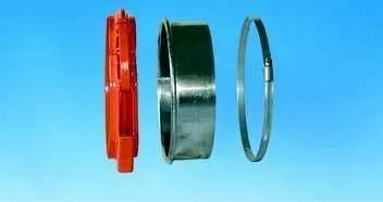 Three mechanical parts are aligned horizontally against a blue background: a red adapter cap on the left, a cylindrical metallic ring in the center, and a thin retaining ring from the KEMPER CONNECTION KIT TO FASTEN AN OUTGOING DUCT (93018100) on the right.